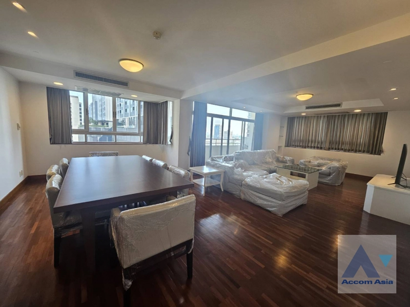  3 Bedrooms  Apartment For Rent in Sukhumvit, Bangkok  near BTS Phrom Phong (AA41338)