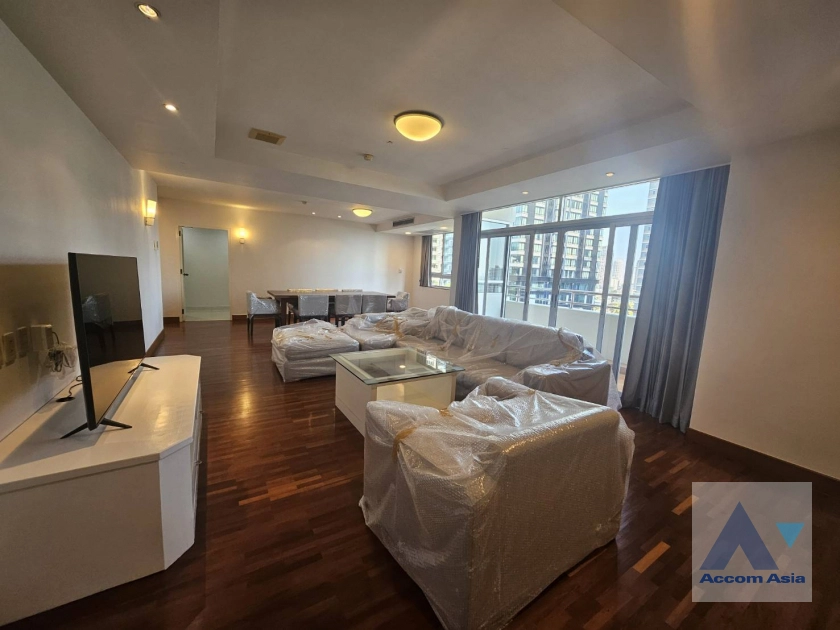  3 Bedrooms  Apartment For Rent in Sukhumvit, Bangkok  near BTS Phrom Phong (AA41338)