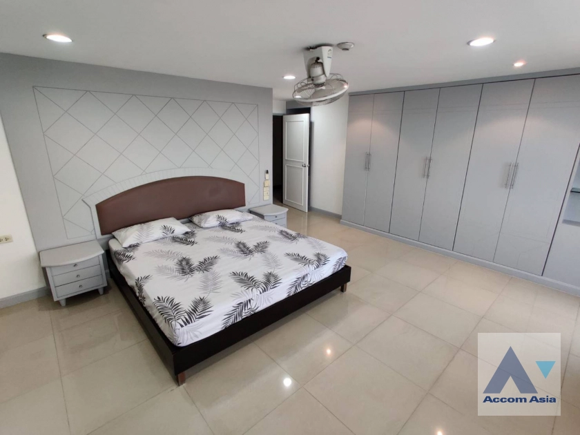  3 Bedrooms  Condominium For Rent in Sukhumvit, Bangkok  near BTS Ekkamai (AA41341)