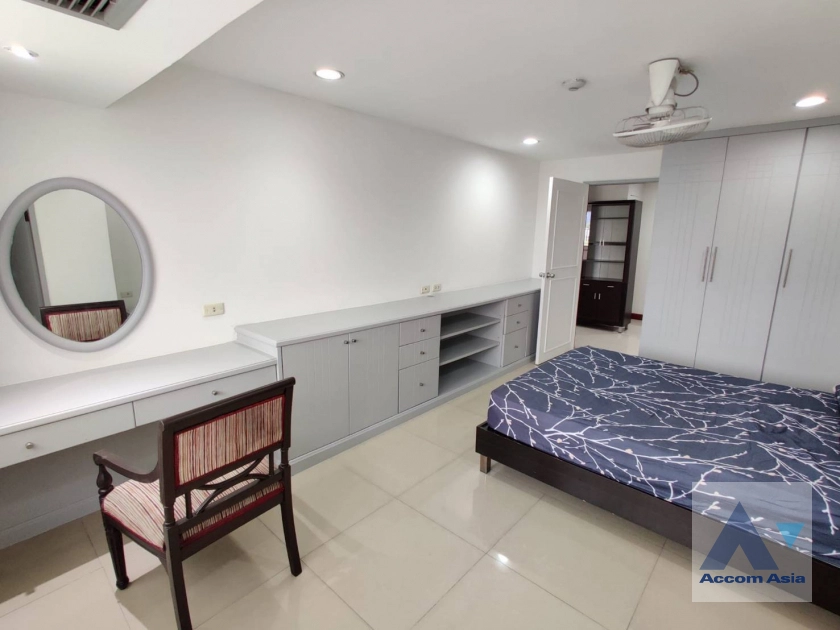  3 Bedrooms  Condominium For Rent in Sukhumvit, Bangkok  near BTS Ekkamai (AA41341)