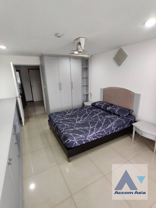  3 Bedrooms  Condominium For Rent in Sukhumvit, Bangkok  near BTS Ekkamai (AA41341)