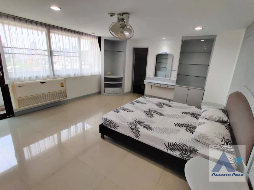  3 Bedrooms  Condominium For Rent in Sukhumvit, Bangkok  near BTS Ekkamai (AA41341)