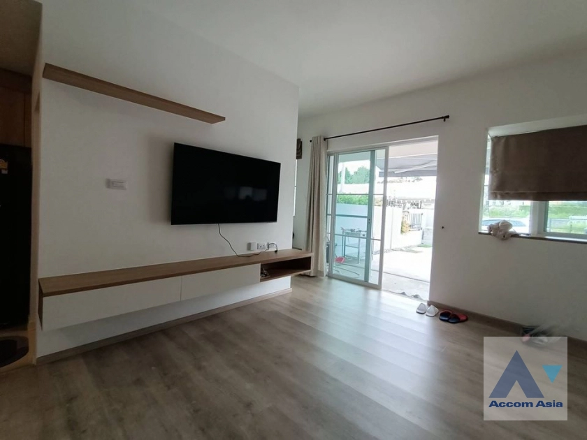  3 Bedrooms  Townhouse For Rent in Pattanakarn, Bangkok  near BTS Udomsuk (AA41345)