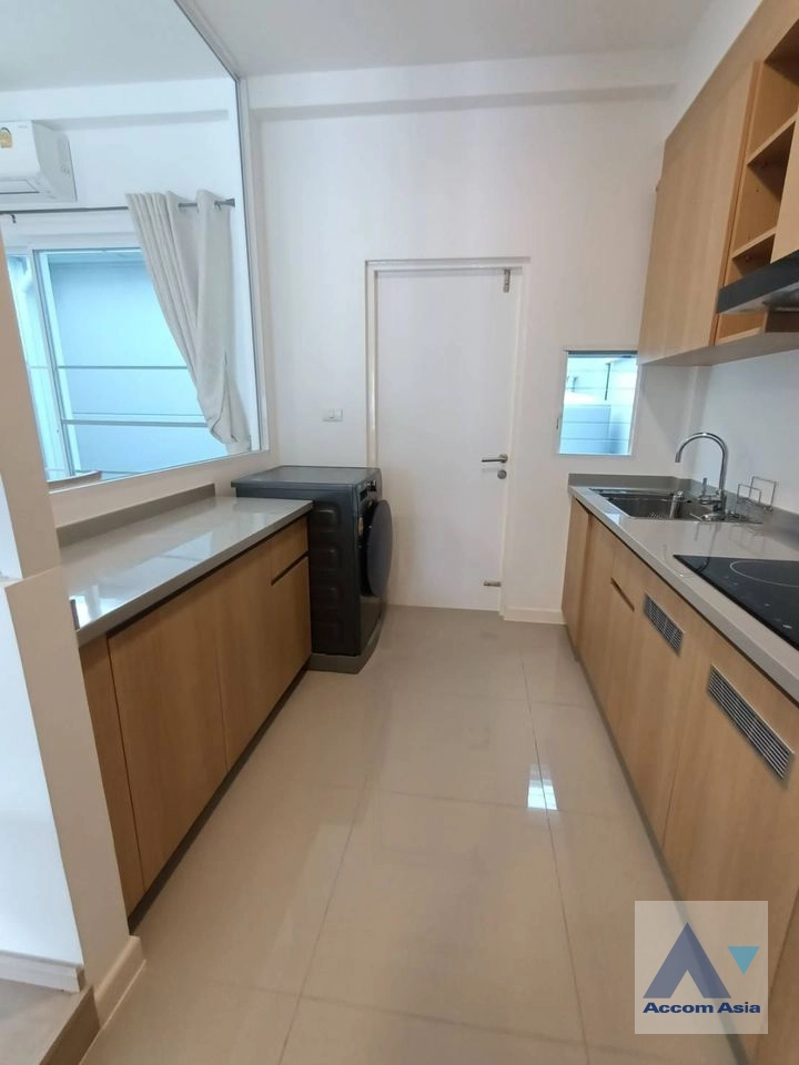  3 Bedrooms  Townhouse For Rent in Pattanakarn, Bangkok  near BTS Udomsuk (AA41345)