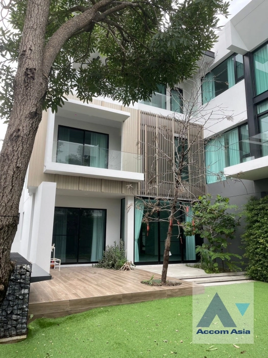  4 Bedrooms  House For Sale in Latkrabang, Bangkok  near ARL Ban Thap Chang (AA41353)