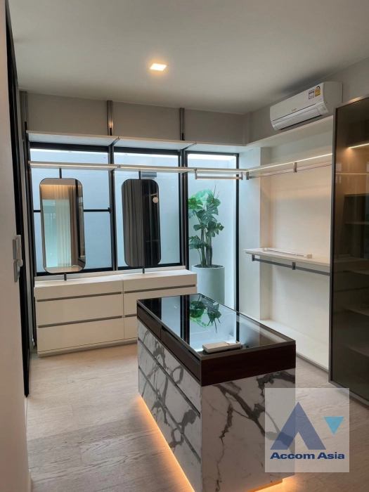 5  4 br House For Sale in Latkrabang ,Bangkok ARL Ban Thap Chang at Nantawan Rama 9-Srinakarin AA41353