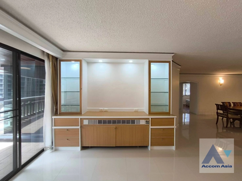  3 Bedrooms  Apartment For Rent in Ploenchit, Bangkok  near BTS Ratchadamri (AA41355)