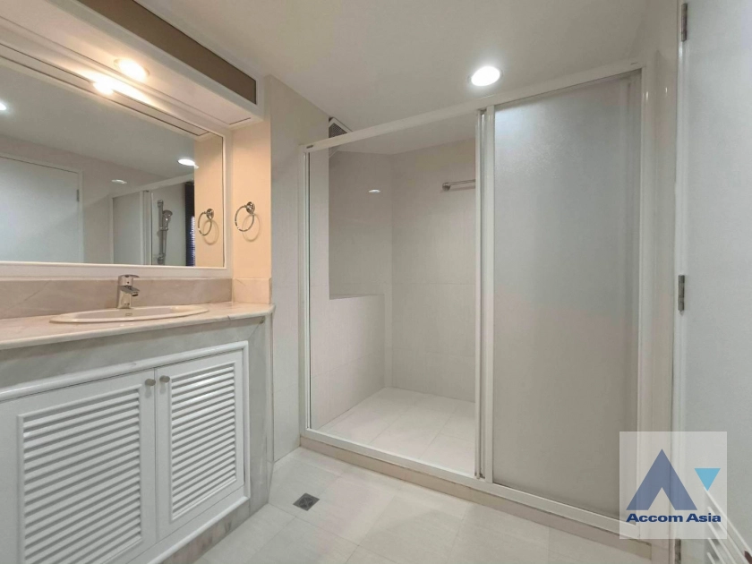 17  3 br Apartment For Rent in Ploenchit ,Bangkok BTS Ratchadamri at High rise and Peaceful AA41355