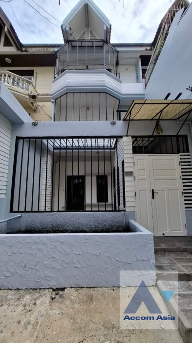  4 Bedrooms  Townhouse For Rent & Sale in Phaholyothin, Bangkok  (AA41365)