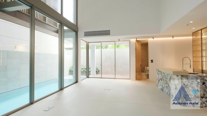  5 Bedrooms  House For Sale in Phaholyothin, Bangkok  near BTS Ari (AA41373)