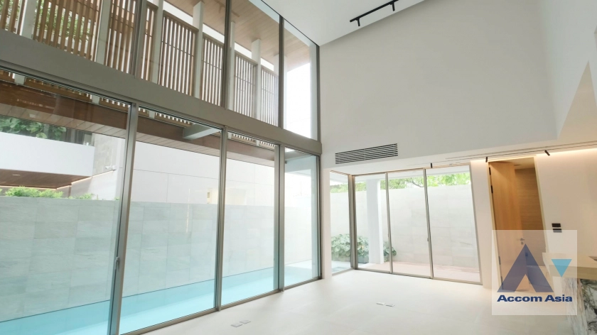  5 Bedrooms  House For Sale in Phaholyothin, Bangkok  near BTS Ari (AA41373)