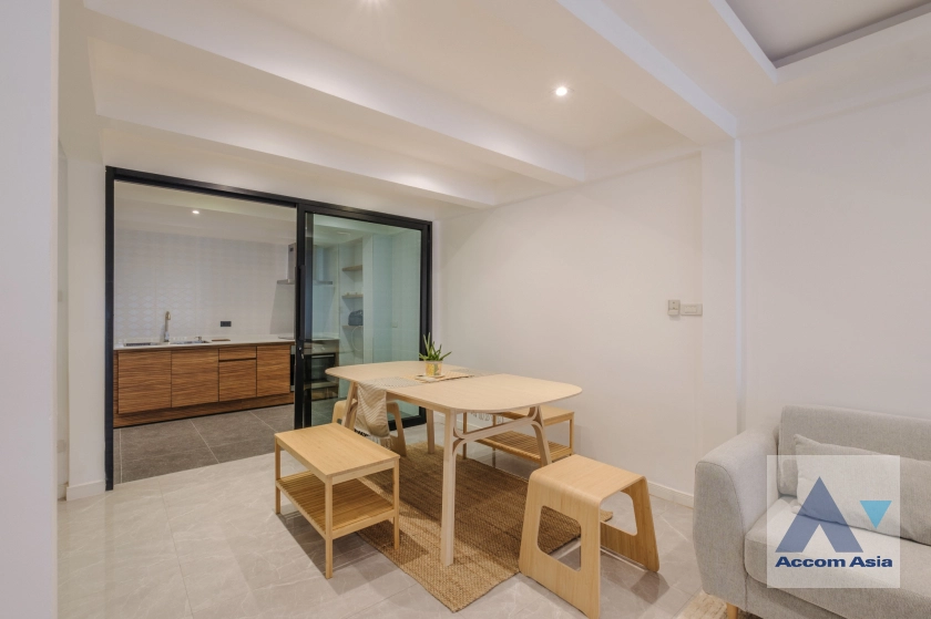 Pet friendly |  3 Bedrooms  Townhouse For Rent in Sukhumvit, Bangkok  near BTS Phra khanong (AA41379)