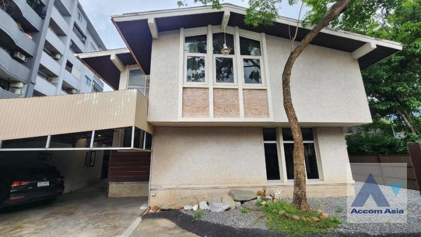  2 Bedrooms  House For Rent in Phaholyothin, Bangkok  near BTS Ari (AA41398)