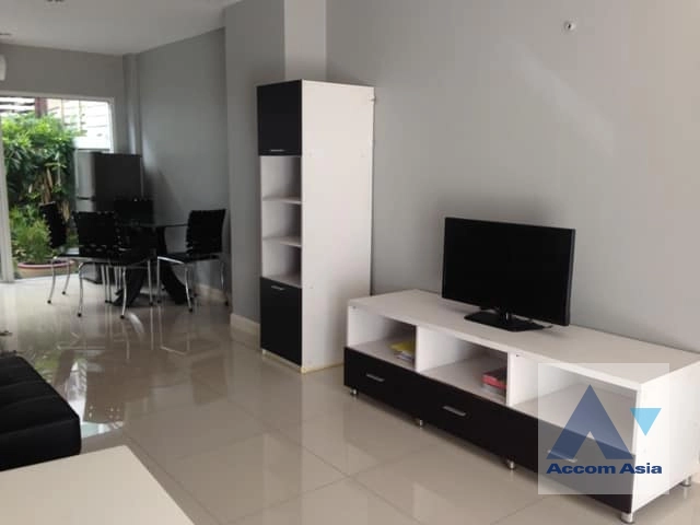 Fully Furnished |  3 Bedrooms  Townhouse For Rent in Sathorn, Bangkok  near MRT Lumphini (AA41402)