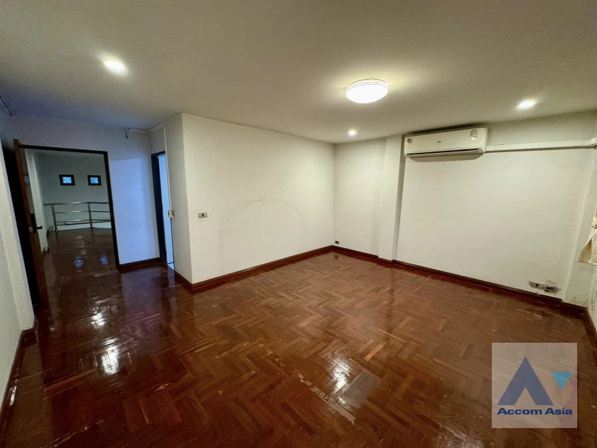 12  4 br House For Rent in phaholyothin ,Bangkok BTS Sena Nikhom AA41417