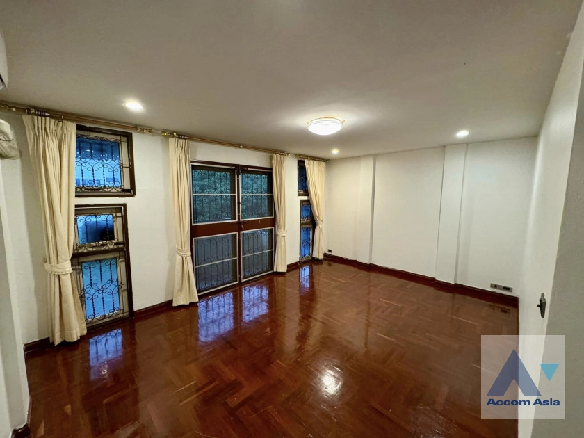 14  4 br House For Rent in phaholyothin ,Bangkok BTS Sena Nikhom AA41417