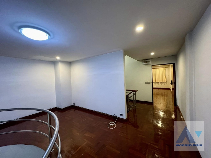 7  4 br House For Rent in phaholyothin ,Bangkok BTS Sena Nikhom AA41417