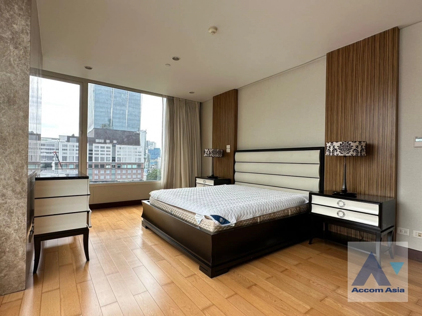 Pet friendly |  2 Bedrooms  Condominium For Rent in Ploenchit, Bangkok  near BTS Chitlom (AA41423)