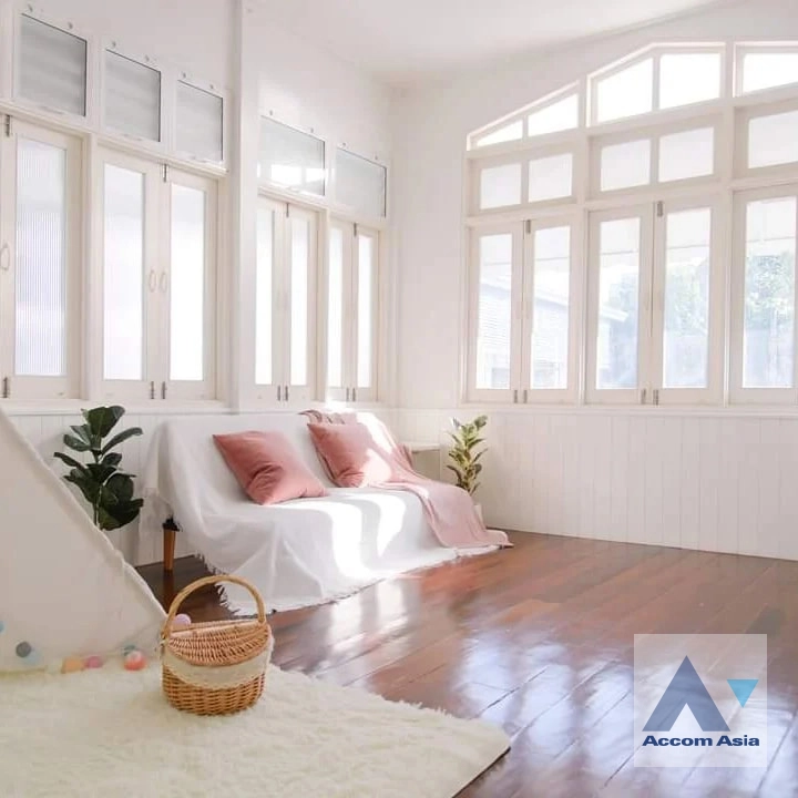 Pet friendly |  3 Bedrooms  House For Rent in Phaholyothin, Bangkok  near BTS Ari (AA41433)