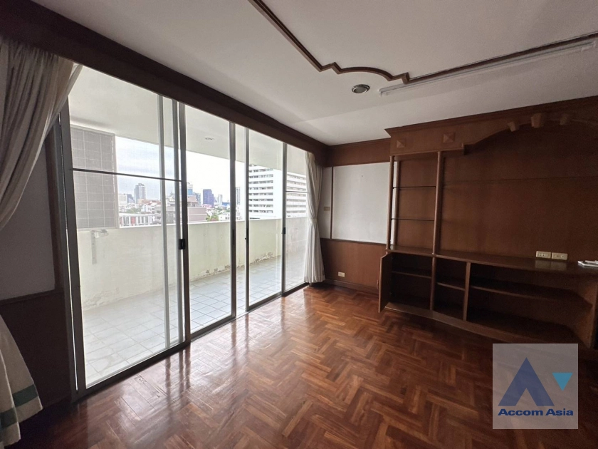  3 Bedrooms  Apartment For Rent in Sukhumvit, Bangkok  near BTS Ekkamai (AA41462)