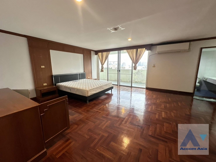  3 Bedrooms  Apartment For Rent in Sukhumvit, Bangkok  near BTS Ekkamai (AA41462)