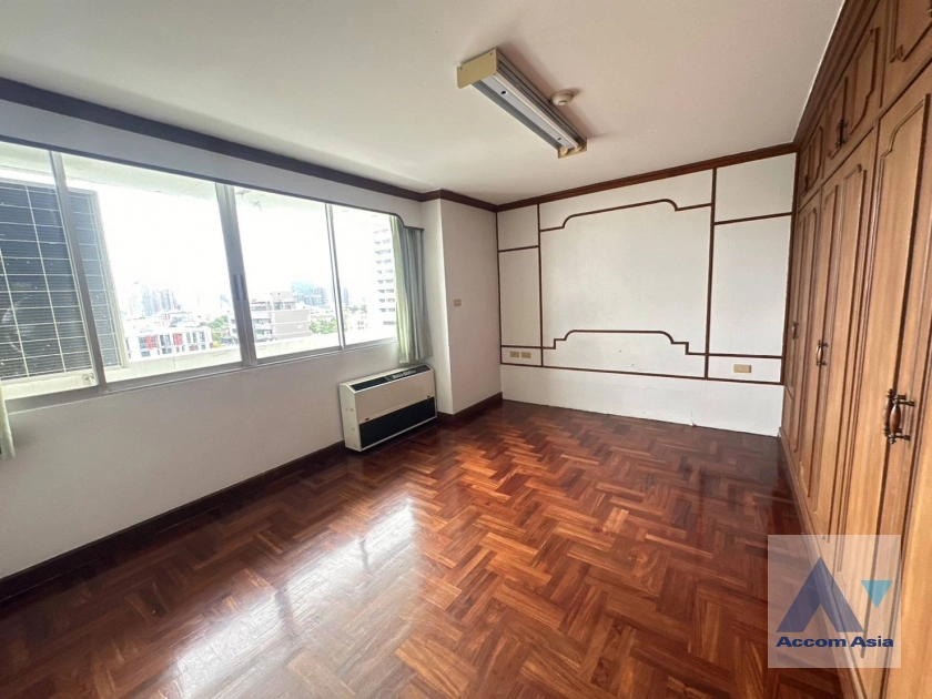  3 Bedrooms  Apartment For Rent in Sukhumvit, Bangkok  near BTS Ekkamai (AA41462)