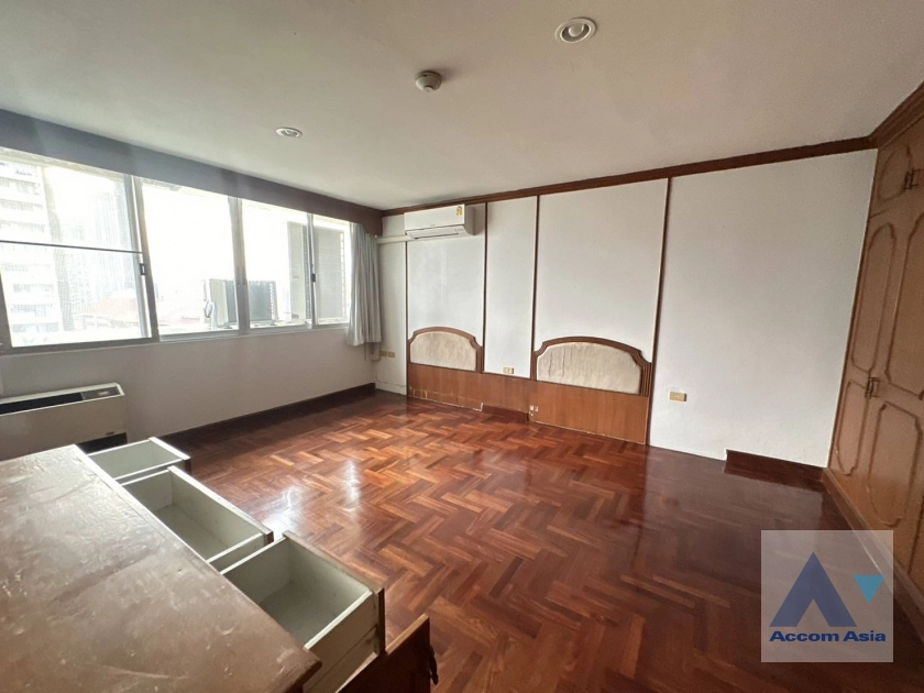  3 Bedrooms  Apartment For Rent in Sukhumvit, Bangkok  near BTS Ekkamai (AA41462)