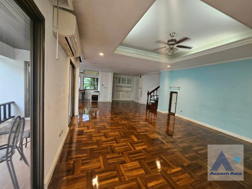  4 Bedrooms  House For Rent in Sukhumvit, Bangkok  near BTS Phrom Phong (AA41471)