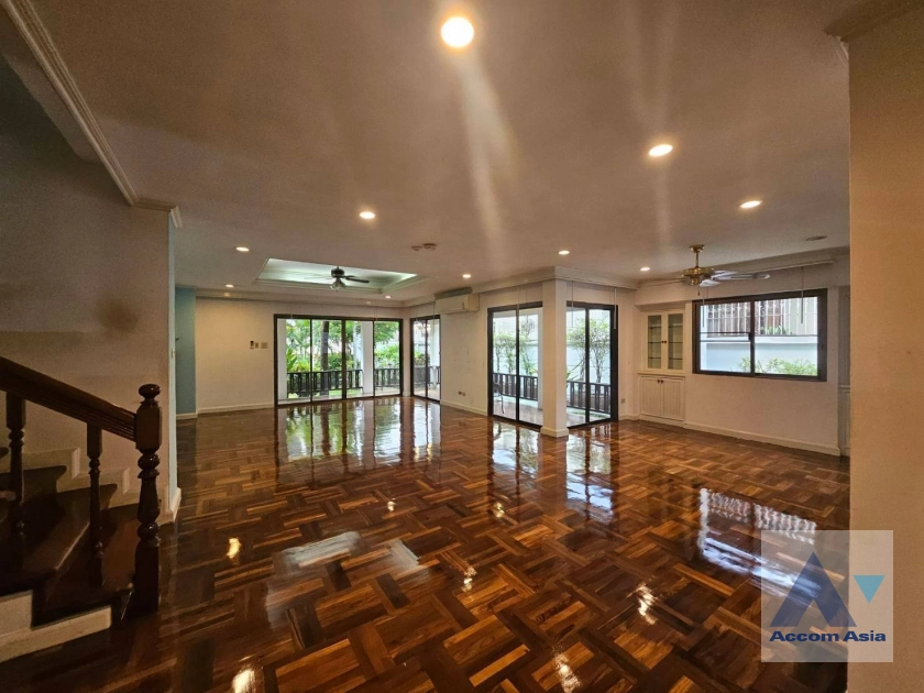  4 Bedrooms  House For Rent in Sukhumvit, Bangkok  near BTS Phrom Phong (AA41471)