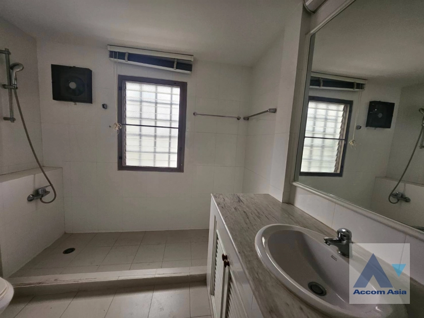 12  4 br House For Rent in Sukhumvit ,Bangkok BTS Phrom Phong at Kid Friendly House Compound AA41471