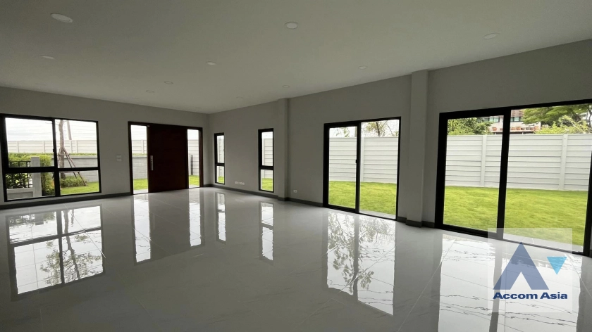  5 Bedrooms  House For Sale in Samutprakan, Samutprakan  near BTS Bang Na (AA41479)