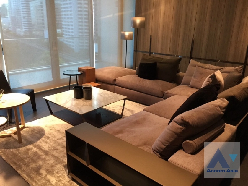  2 Bedrooms  Condominium For Rent in Ploenchit, Bangkok  near BTS Ratchadamri (AA41481)