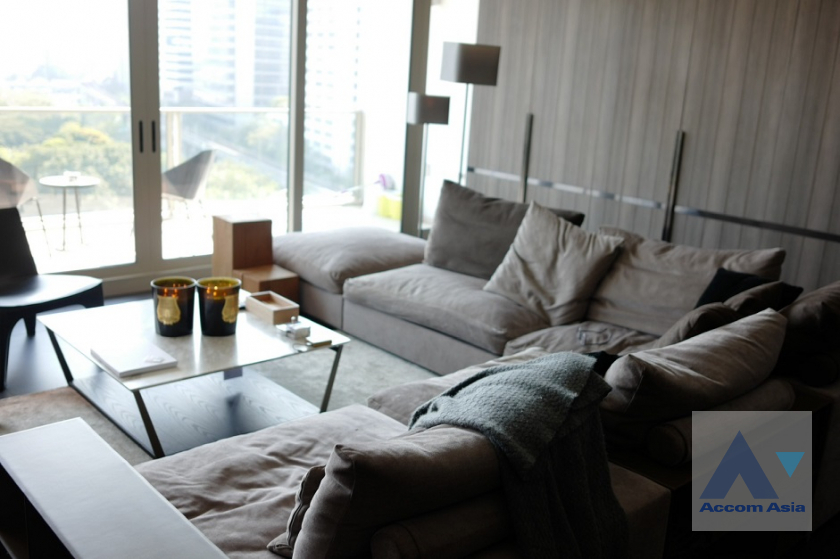  2 Bedrooms  Condominium For Rent in Ploenchit, Bangkok  near BTS Ratchadamri (AA41481)