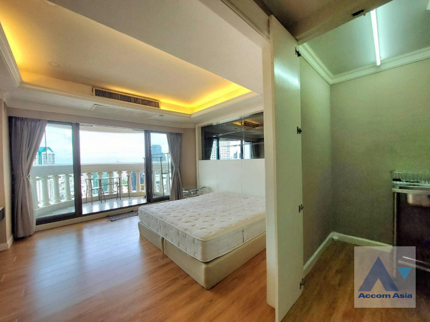  1 Bedroom  Condominium For Sale in Silom, Bangkok  near BTS Surasak (AA41483)