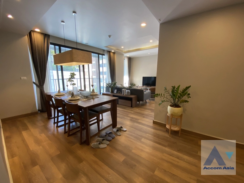  3 Bedrooms  Apartment For Rent in Sukhumvit, Bangkok  near BTS Phrom Phong (AA41512)