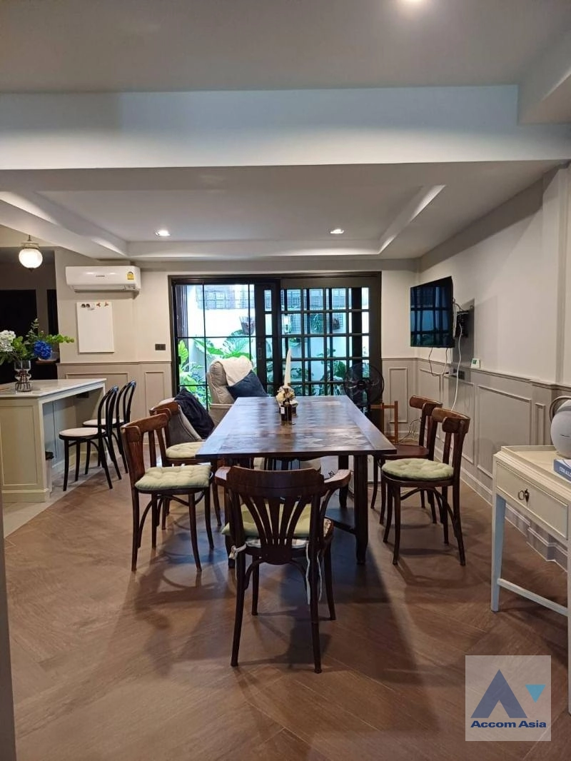  2 Bedrooms  Townhouse For Rent in Pattanakarn, Bangkok  (AA41520)