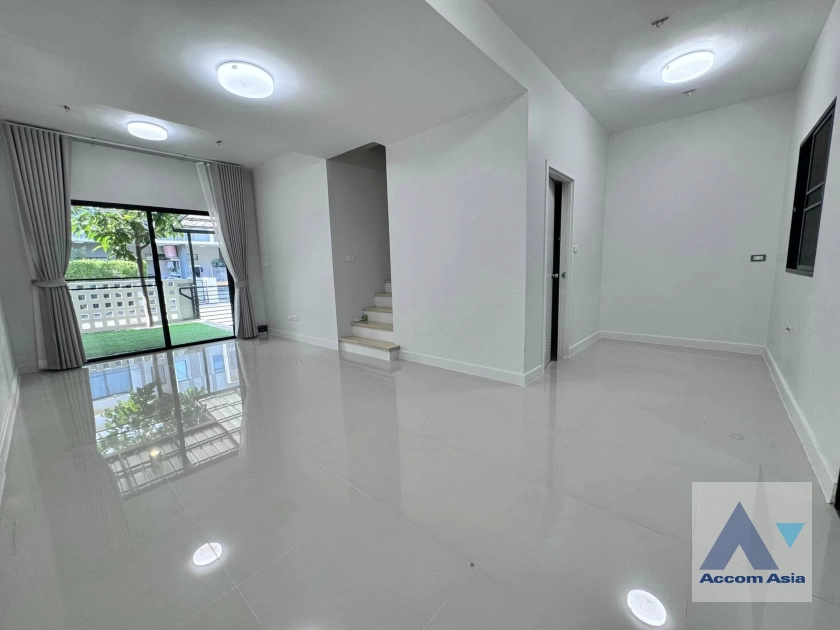  2 Bedrooms  Townhouse For Rent in Pattanakarn, Bangkok  (AA41523)