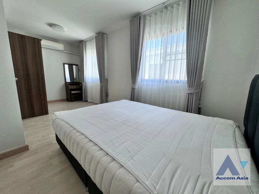  2 Bedrooms  Townhouse For Rent in Pattanakarn, Bangkok  (AA41523)