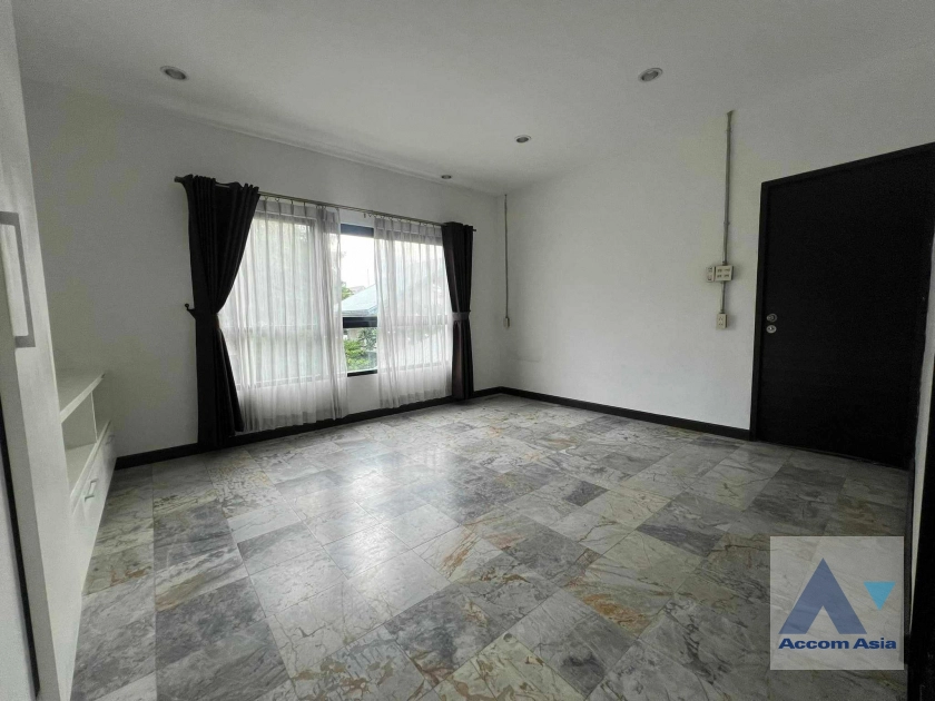 5  4 br Townhouse For Rent in phaholyothin ,Bangkok BTS Saphan-Kwai AA41534