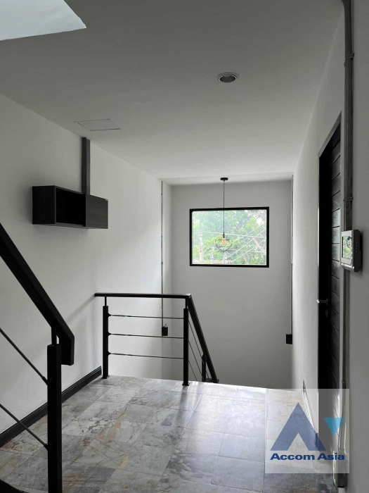  4 Bedrooms  Townhouse For Rent in Phaholyothin, Bangkok  near BTS Saphan-Kwai (AA41534)