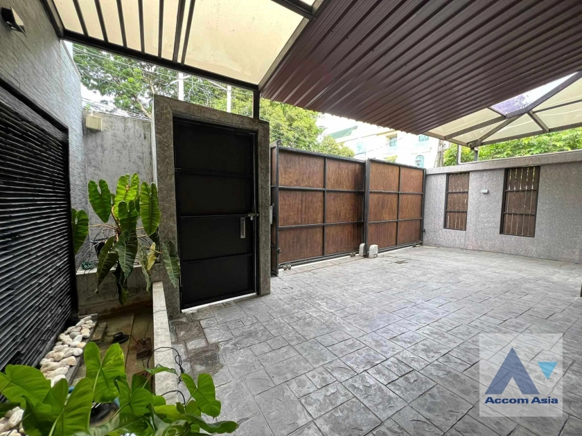  4 Bedrooms  Townhouse For Rent in Phaholyothin, Bangkok  near BTS Saphan-Kwai (AA41534)