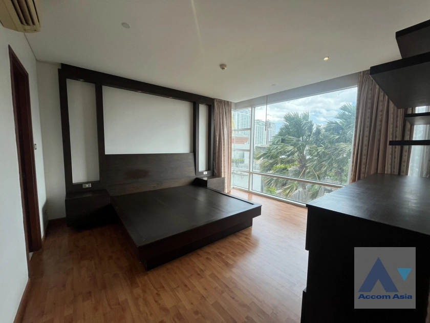  3 Bedrooms  Condominium For Sale in Sukhumvit, Bangkok  near BTS Ekkamai (AA41565)