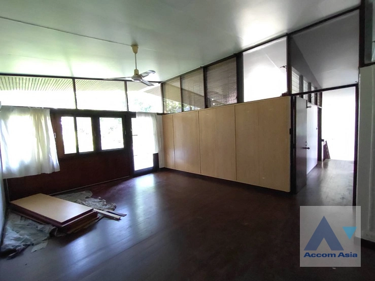  4 Bedrooms  House For Rent in Sukhumvit, Bangkok  near BTS Ekkamai (AA41570)