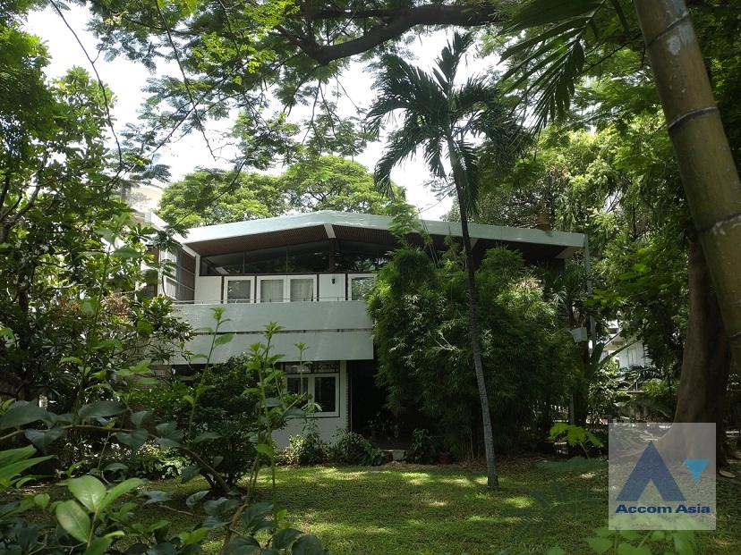  4 Bedrooms  House For Rent in Sukhumvit, Bangkok  near BTS Ekkamai (AA41570)