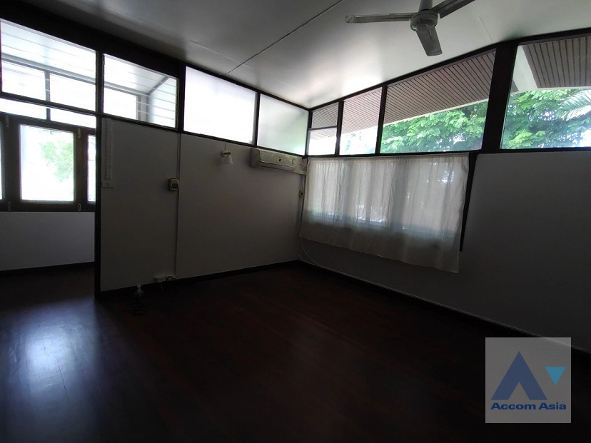  4 Bedrooms  House For Rent in Sukhumvit, Bangkok  near BTS Ekkamai (AA41570)