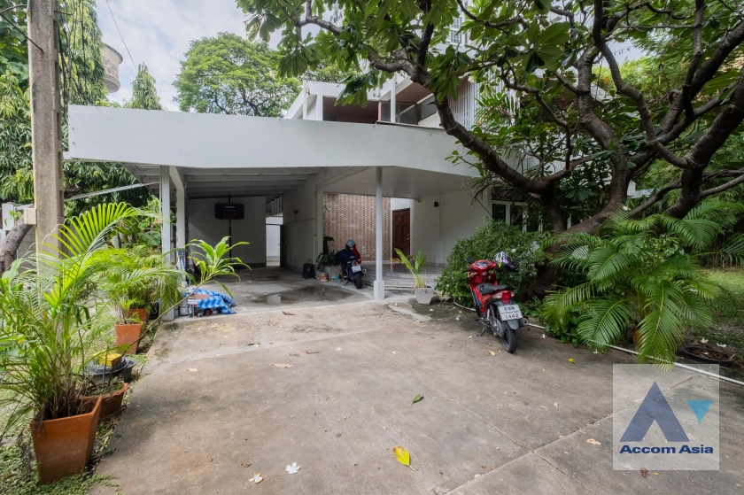  4 Bedrooms  House For Rent in Sukhumvit, Bangkok  near BTS Ekkamai (AA41570)