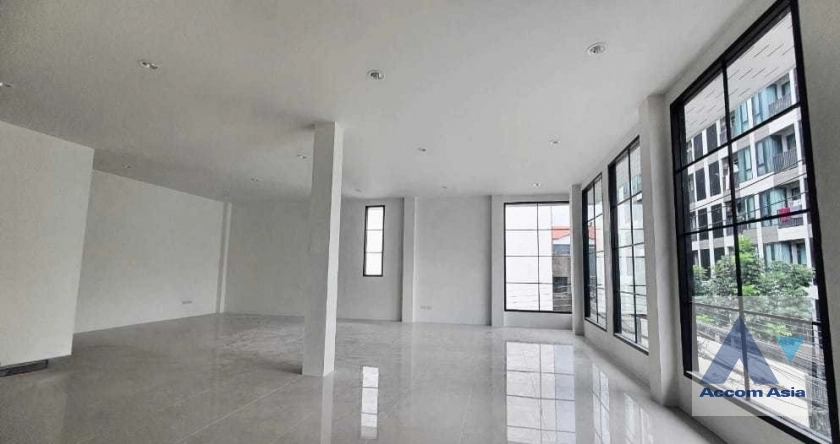  Building For Rent in Phaholyothin, Bangkok  (AA41573)