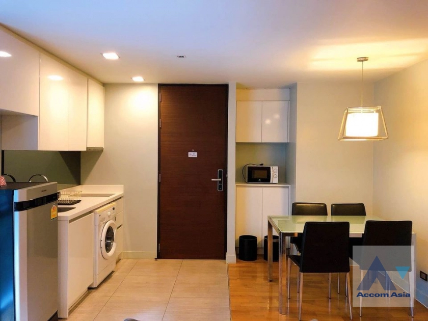  2 Bedrooms  Condominium For Rent in Silom, Bangkok  near BTS Chong Nonsi (AA41577)