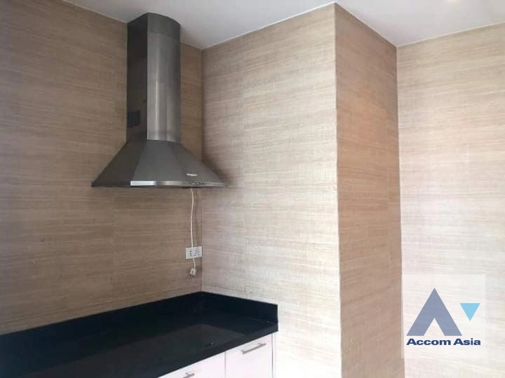  2 Bedrooms  Condominium For Sale in Ploenchit, Bangkok  near BTS Ratchadamri (AA41588)