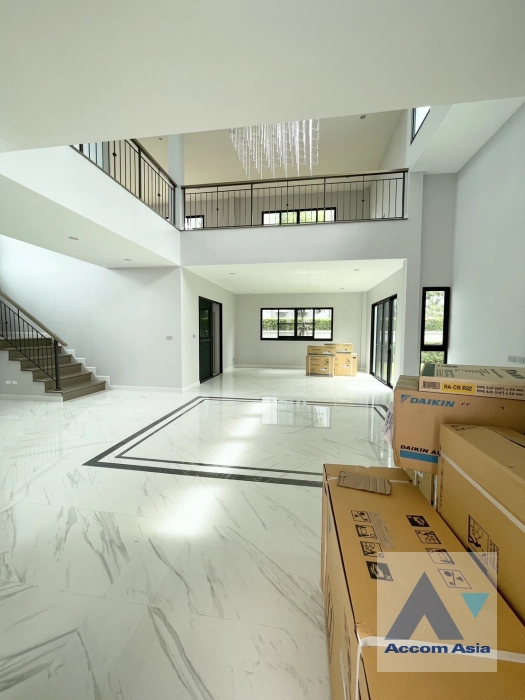  4 Bedrooms  House For Sale in Dusit, Bangkok  (AA41596)